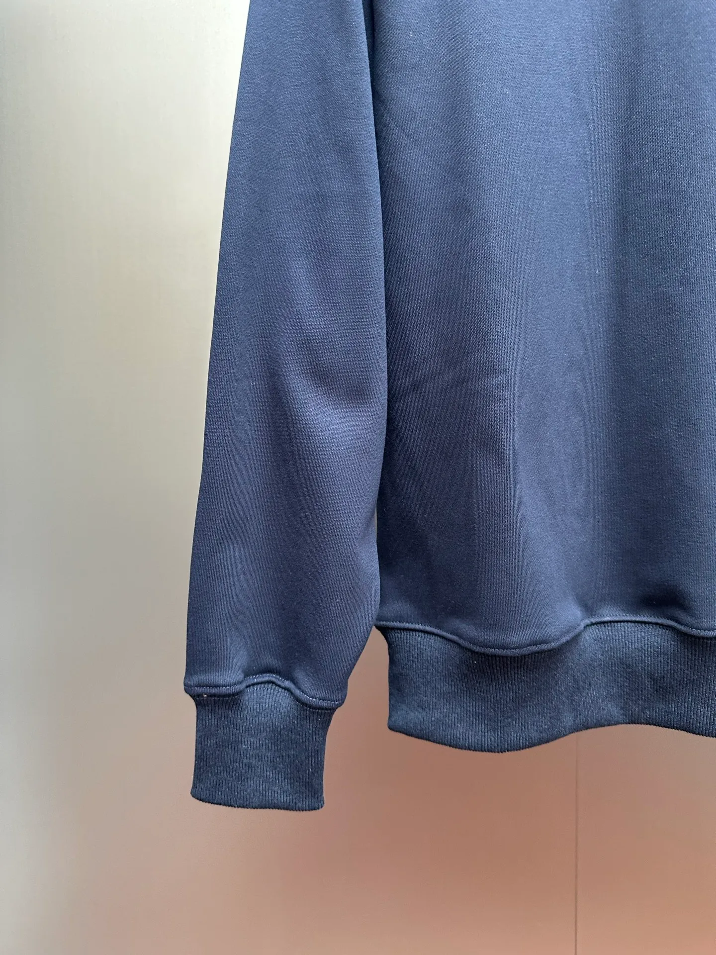 P240 Ralph Lauren/Ralph Lauren classic pony logo jersey long-sleeved sweatshirt. Loose and lazy casual style design. The solid color base is simple and versatile, making it easy to control various styles. ‌The coat fabric is made of 60% cotton➕40% polyester, which not only retains the softness, comfort and breathability of cotton, but also adds the wear resistance and wrinkle resistance of polyester fiber, making the clothes more durable and easy to care for. Even in slightly cooler weather, you won't feel stuffy when wearing it. This kind of fabric has a natural crisp feel and is not easy to pill or deform. The large logo embroidery on the chest is full of color, full of three-dimensionality and lifelike. Designed in the same style for men and women, it is suitable for couples or family wear. It is both practical and beautiful. It is an indispensable and practical item in the wardrobe! Ralph Lauren's age-reducing items add a bit of liveliness and interest to the entire sweatshirt. There is no pressure to dress, regardless of age or gender. Complete accessories!  Color: Navy Size: S-xL